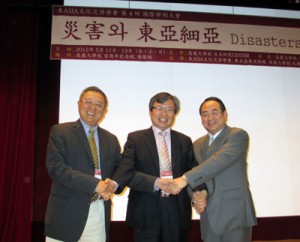 鄭培凱　（写真左）　2012年度副会長　（香港城市大学） 崔官　（写真中央）　2012年度会長　（高麗大学校） 馬敏　（写真右）　2011年度会長　（華中師範大学）