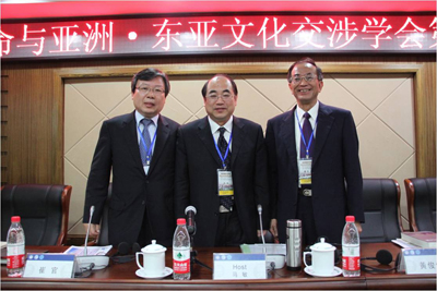 崔官 （写真左） 2011年度副会長 (高麗大学) 馬敏 （写真中央) 2011年度会長 (華中師範大学) 黄俊傑 （写真右） 2010年度会長 (国立台湾大学)