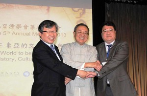 崔官　（写真左）　2012年度会長　（高麗大学校）  鄭培凱　（写真中央）　2013年度会長　（香港城市大学）  章清　（写真右）　2013年度副会長　（復旦大学）