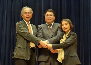 From Left:: UCHIDA Keiichi (Kansai Univ.)  SCIEA Vice President, ZHANG Qing (Fundan Univ.) 2014 SCIEA President, WANG Min (Hosei Univ.) 2015 SCIEA President