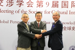 Handover Ceremony-professor Li Xiaoti, professor Li Xuetao and professor UCHIDA KEIICHI交接仪式,从左到右分别为李孝悌教授,李雪涛教授,内田庆市教授